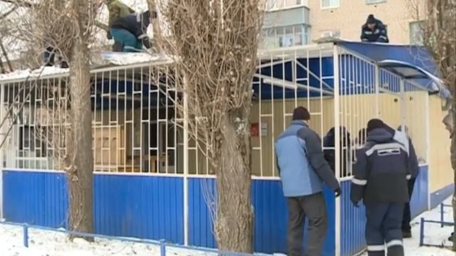 Этот столик больше не обслуживается: по решению суда в Ельце демонтировали пивной павильон смотреть онлайн