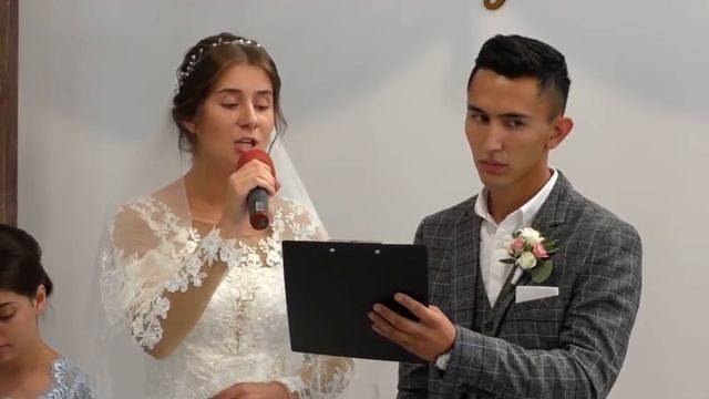 ?ЖЕНИХ С НЕВЕСТОЙ ПОЮТ РОДИТЕЛЯМ || Как быстро промчались детские, счастливые года смотреть онлайн