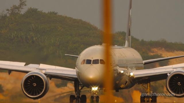 Дримлайнер авиакомпании Etihad приземляется в аэропорту Пхукета.