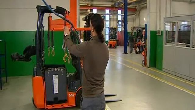 Toyota - Substituição de bateria com grua смотреть онлайн