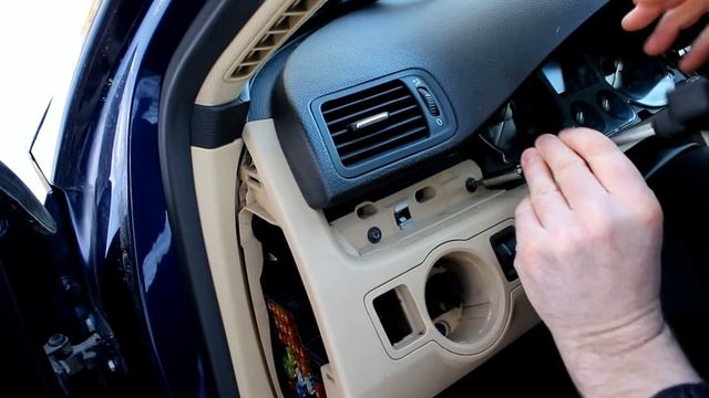 Снятие приборного щитка VW Passat B6 часть 1