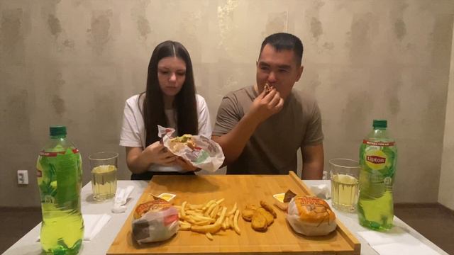 Mukbang|Секретный бургер|Бургер Кинг|Наггетсы|Картошка фри|Липтон смотреть онлайн