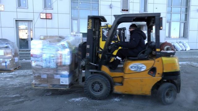 В гумкорпусе Сургута собирают весеннюю и летнюю одежду для отправки на Донбасс смотреть онлайн
