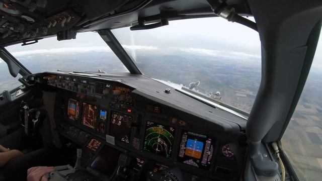 RNP Approach & Landing In Clermont-Ferrand Boeing 737-800 Cockpit View [4K]