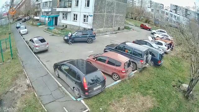 Борьба водителя с защитным барьером во дворе. смотреть онлайн