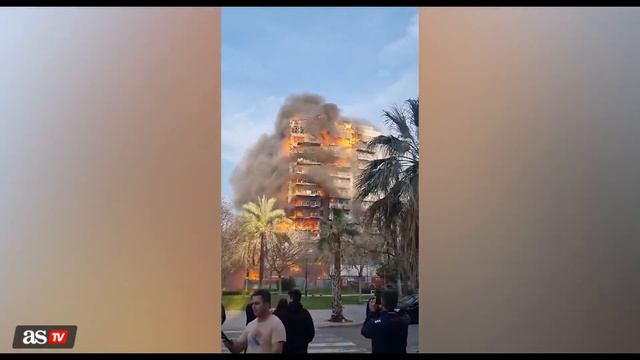 INCENDIO en Valencia que está DEVORANDO UN EDIFICIO con personas dentro смотреть онлайн