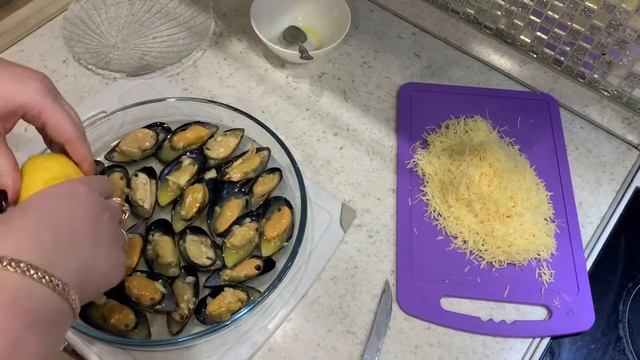 МИДИИ ЗАПЕЧЁННЫЕ ПОД СЫРОМ! БЫСТРО И ОЧЕНЬ ВКУСНО! смотреть онлайн