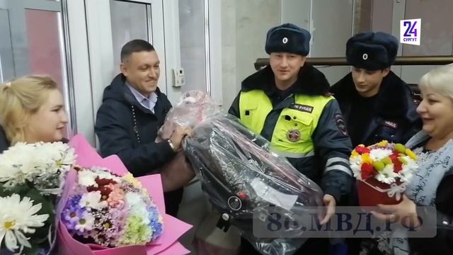 Полицейские помогли женщине, у которой начались роды смотреть онлайн