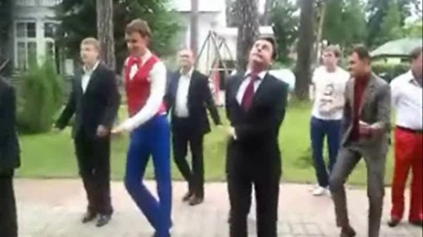 Медведев танцует