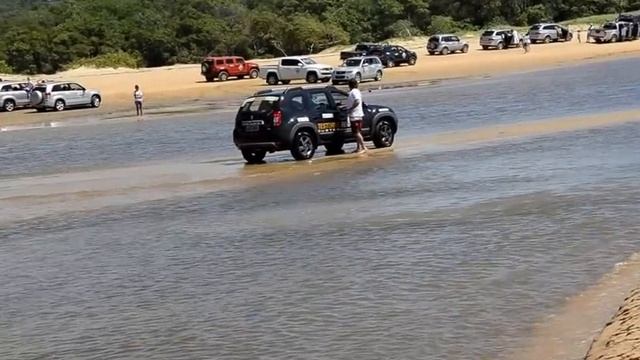 Renault Duster 4x4 4 WD Atravessa o Rio Guaju na divisa Rio Grande do Norte e Paraíba смотреть онлайн