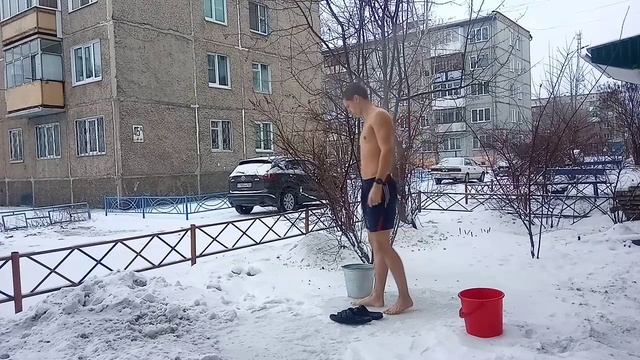 -21°С Утром обливание холодной водой! Закаливание организма человека зимой. смотреть онлайн