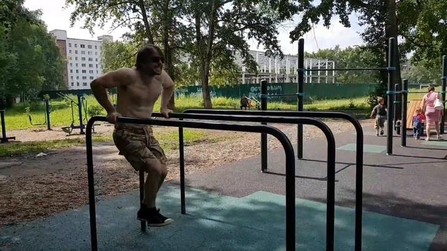 Отжимания на брусьях - с разножкой и сверху смотреть онлайн