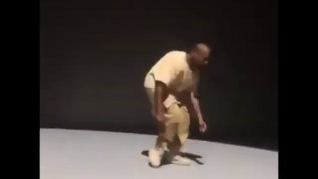 Kanye West Dancing To Lift Yourself смотреть онлайн