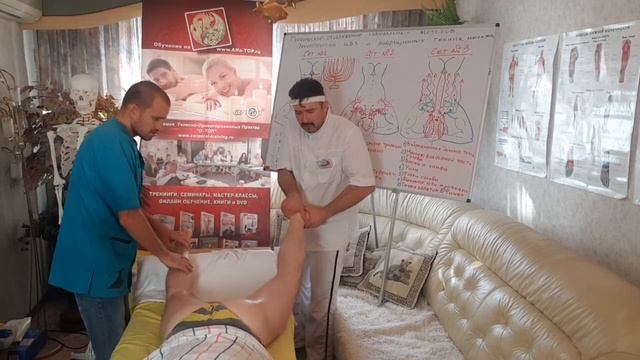 Как делать специальный мануальный массаж ног сзади - практика от Олега-Олафа Гудвина смотреть онлайн