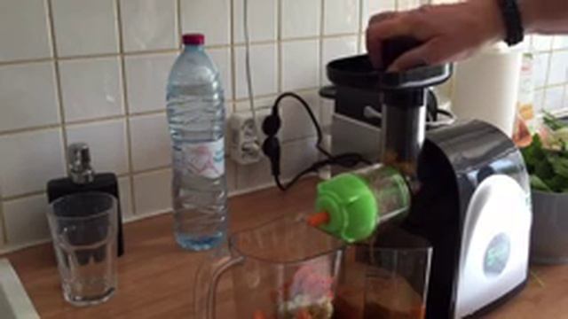 Jus de légumes et de fruits à l'extracteur Petra смотреть онлайн