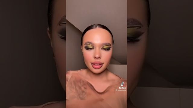 Инстасамка с макияжем и без | Instasamka makeup with and no #shorts смотреть онлайн