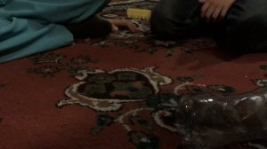 Игра в бутылочку на поцелуи и обнимашки с друзьями