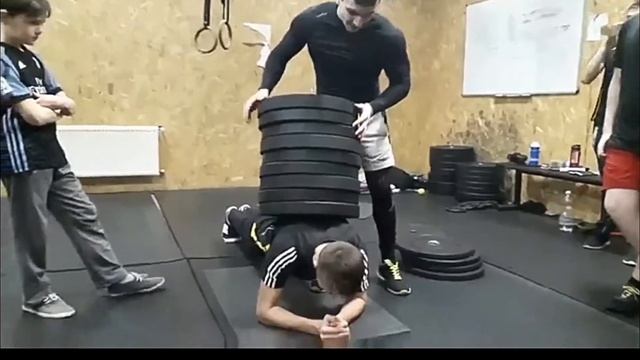 Планка с дополнительным весом +110кг смотреть онлайн