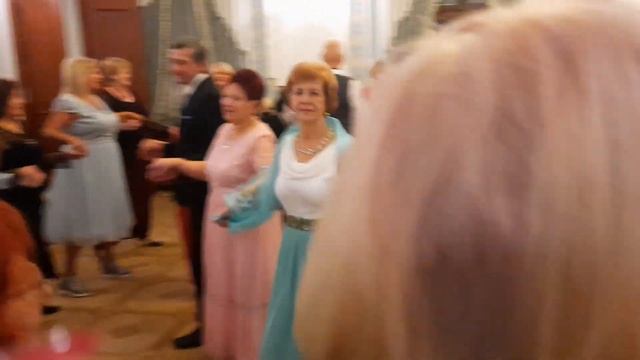 Дружно учим старинный танец. Весело всем.??? смотреть онлайн