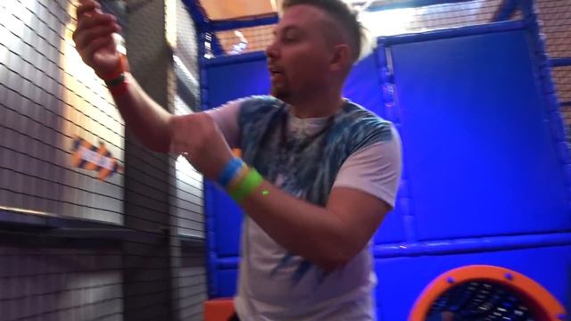 Николь сломала палец , а Папа стер трусы , гигантские горки и батут