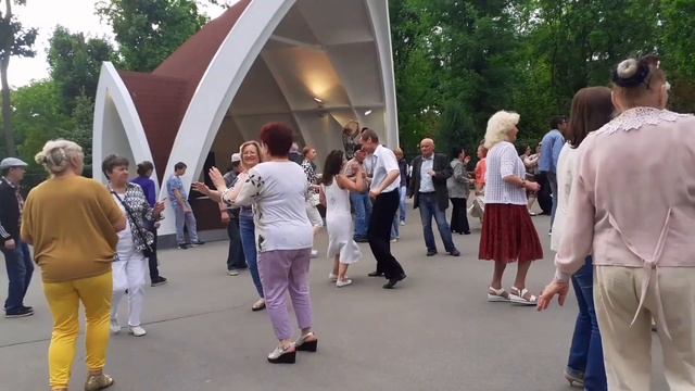 НЕ РАЗРЕШАЕТ МНЕ МАМА ТВОЯ, НА ТЕБЕ ЖЕНИТЬСЯ!?/ЗАЖИГАТЕЛЬНЫЕ ТАНЦЫ В ПАРКЕ ГОРЬКОГО ХАРЬКОВ МАЙ 202 смотреть онлайн