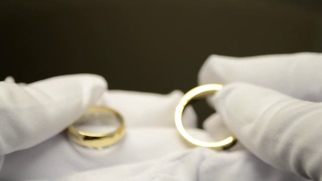 Обручальные кольца из жёлто-белого золота с бриллиантами и гравировкой даты свадьбы смотреть онлайн