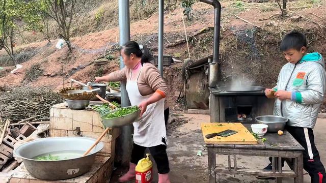 孩子们要开学了，三嫂安排一桌丰盛的家常菜来犒劳，农村人的最爱 смотреть онлайн