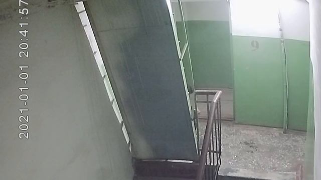 Очередной врач пописал в подъезде. смотреть онлайн