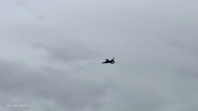 Belgian F-16 pilot reinventing physics 🇧🇪 Unbelievable "Dream Viper" air show! смотреть онлайн