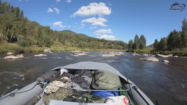 Ну очень каменная река! Экстремальное управление лодкой. Река песчаная, а поисках хариуса. смотреть онлайн