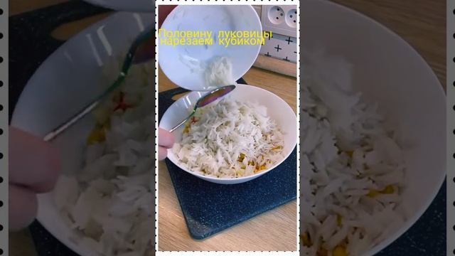 Крабовый салат с луком и огурцом смотреть онлайн