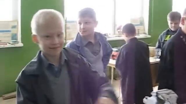 Трудовик делает красивый деревянный ножик меньше чем за 5 минут смотреть онлайн