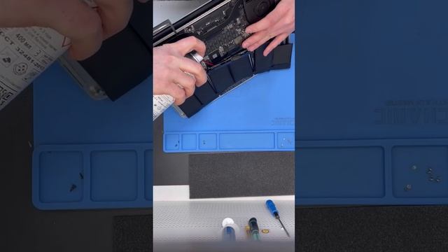Замена аккумулятора на Macbook Pro A1398 смотреть онлайн