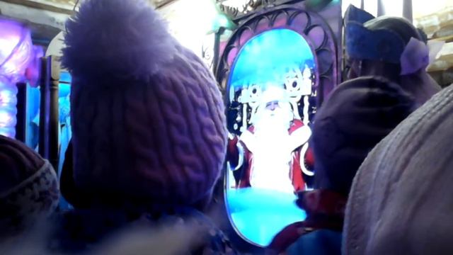 Дед мороз общается с Снегурочкой через сенсорной стекло!!! смотреть онлайн