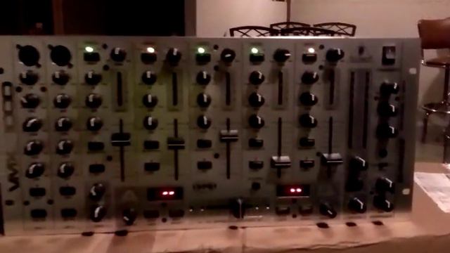 Behringer VMX1000 Pro DJ Mixer смотреть онлайн