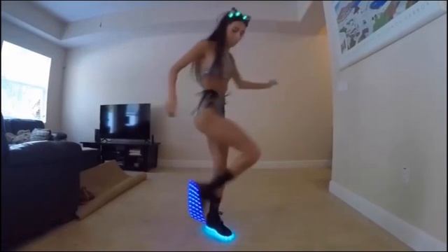Amazing lightning shuffle girl dance (Потрясный танец шафл в исполнении красивой девушки) смотреть онлайн