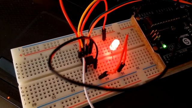 "Blink" sketch uploaded to ATtiny85 via Arduino Uno смотреть онлайн