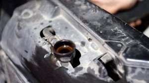 Заводится только с нажатой педалью газа.