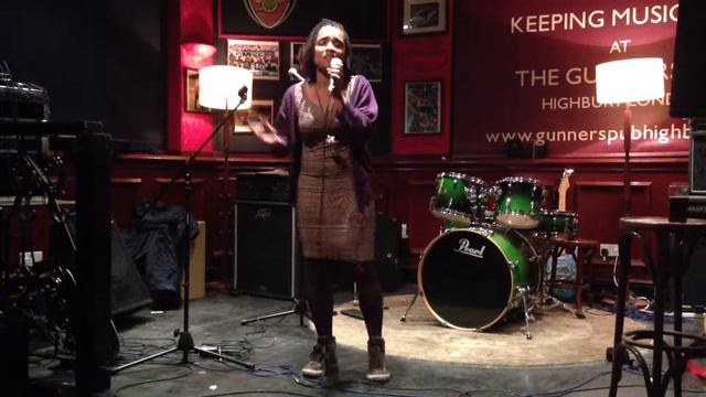 Nadia Almeida - Open Mic Night - Gunners Pub смотреть онлайн