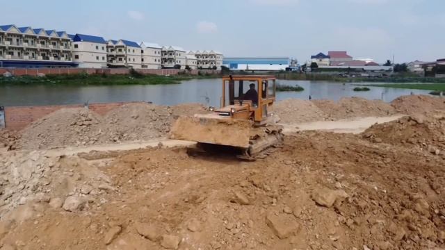Incredible Dump Truck !! A lot Of Dump Truck Loading Dirt Surrounding The Water смотреть онлайн
