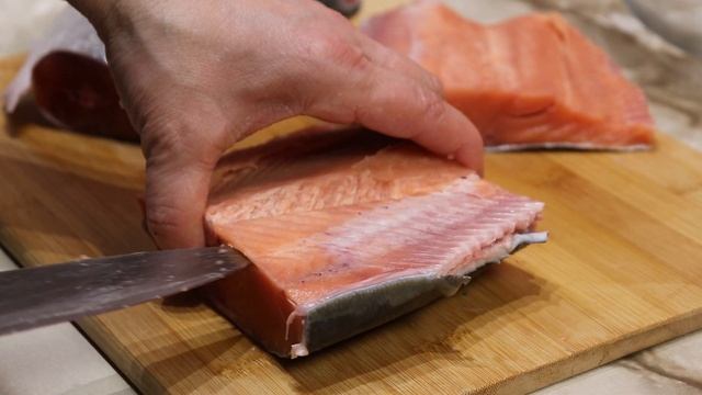 Засаливаем КРАСНУЮ РЫБУ дома || Вкуснее магазинной! смотреть онлайн