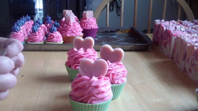 Unmolding Raspberry Cream Cupcake Soap смотреть онлайн