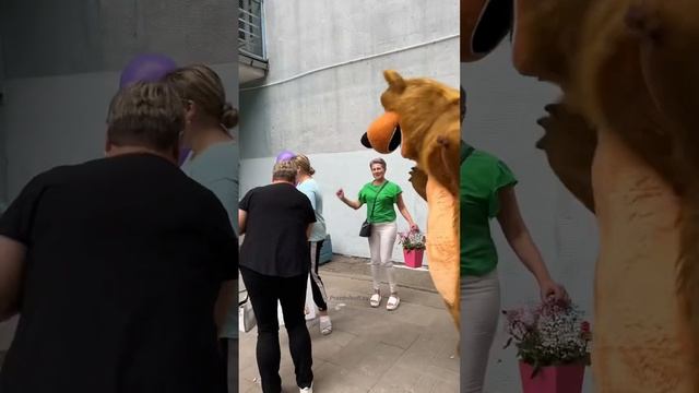 Мишка выбежал из-за угла, а следом и родители. Поздравление возле общежития в Минске. Мишка сюрприз смотреть онлайн