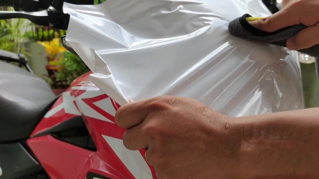 Vinyl Wrapping Tutorial on Honda XR150 смотреть онлайн