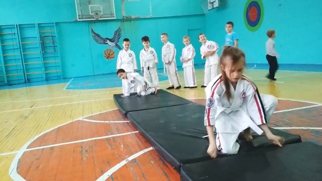 Акробатика. Кувырки друг через друга.