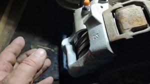 Заменил цилиндр суппорта, левый.