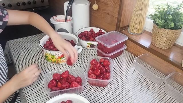 Клубнику зимой Больше не покупаю \ 4 СПОСОБА Самые БЫСТРЫЕ и ЛЕГКИЕ заморозки клубники на зиму смотреть онлайн