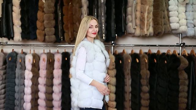 Короткий вуалевый жилет из меха песца на крючках (1374) смотреть онлайн