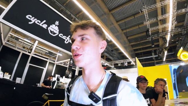 САМАЯ ЛЕГКАЯ КАМЕРА В МИРЕ! | СТЕНДЫ MUCOFF , SQLAB , HOPE , JULBO , HOPE | EUROBIKESHOW 2023 смотреть онлайн