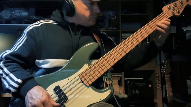 Bit of groovy bass. Backing track courtesy of Briggs Backing Tracks, details in description. смотреть онлайн